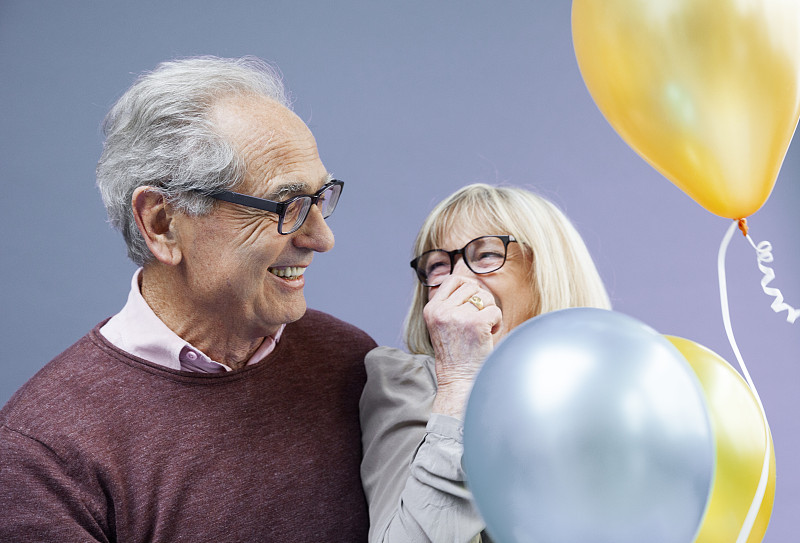 快樂的老夫婦和氣球圖片素材