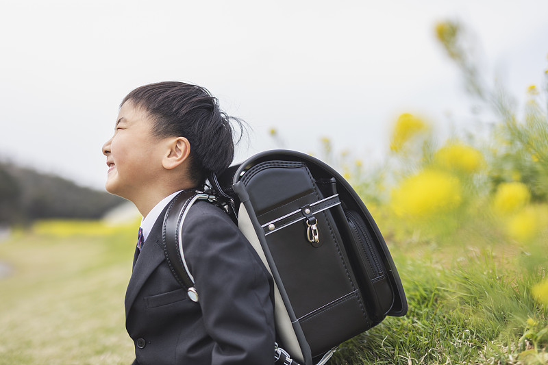 日本男小學生背著書包在戶外的肖像圖片素材