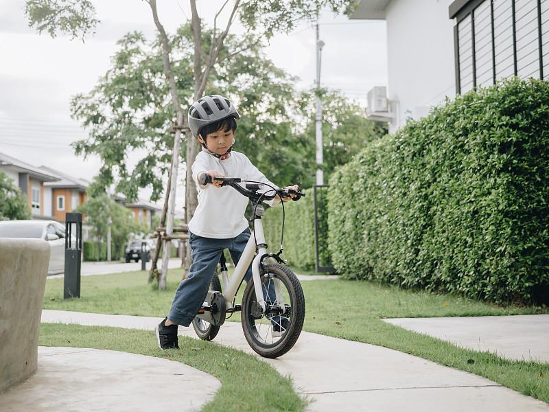 戴自行車頭盔的孩子。圖片素材