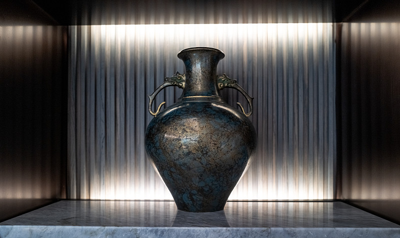 中國傳統金屬花瓶攝影圖片