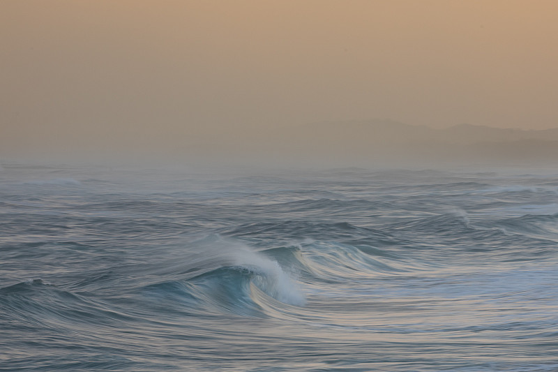 風吹過海面時在海洋中形成的波浪。攝影圖片