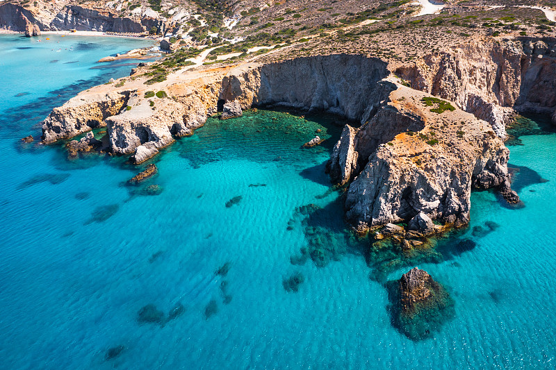 鳥瞰希臘的巖石海岸線和藍綠色大海攝影圖片