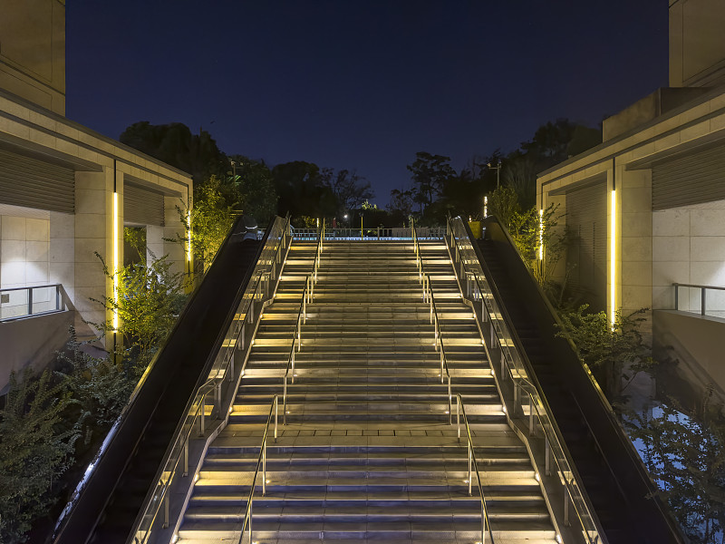 住宅區的樓梯在晚上有燈攝影圖片