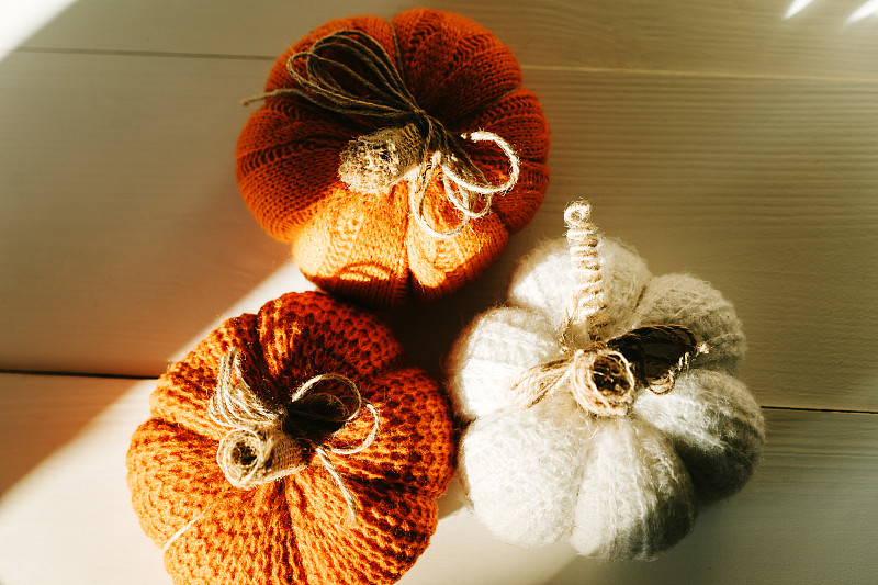 用白色和橙色線編織的裝飾性南瓜。手工制作的。萬圣節零廢物概念。DIY裝飾攝影圖片