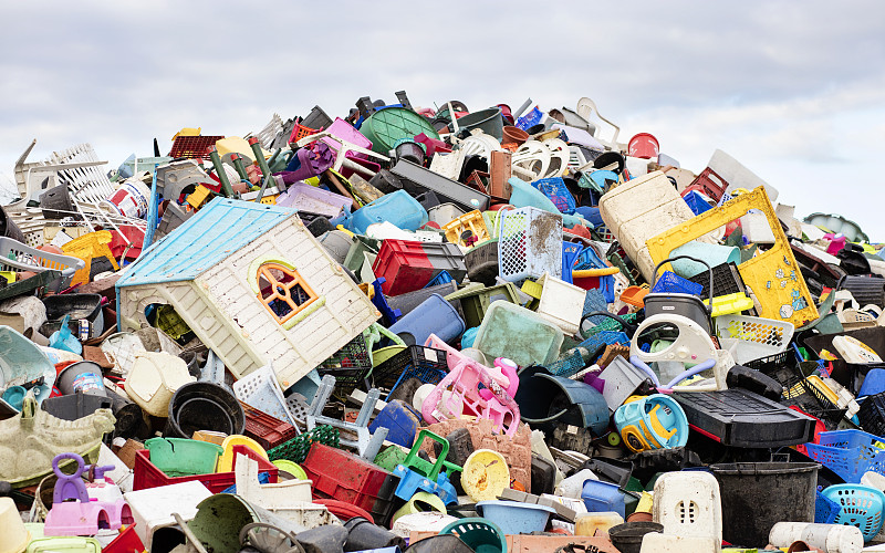 回收工廠里堆積如山的塑料制品圖片素材