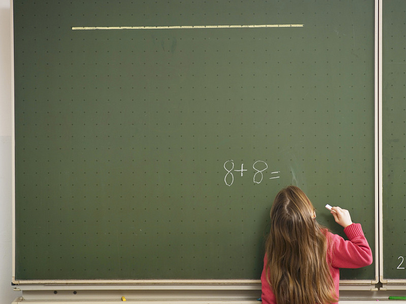 女孩站在黑板前，解數學題，后視鏡圖片素材