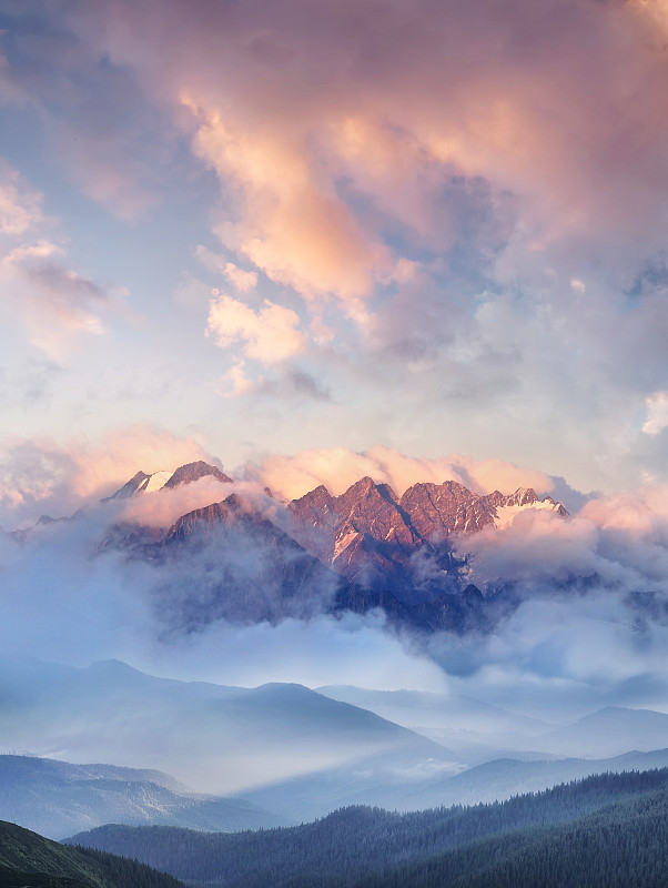 山脈在云中。美麗的自然景觀圖片素材