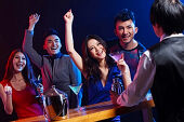 年轻人在酒吧喝酒图片素材