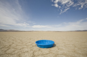 沙漠里的儿童游泳池图片素材