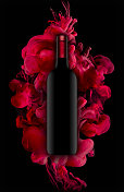 酒瓶周围的红色油漆图片素材