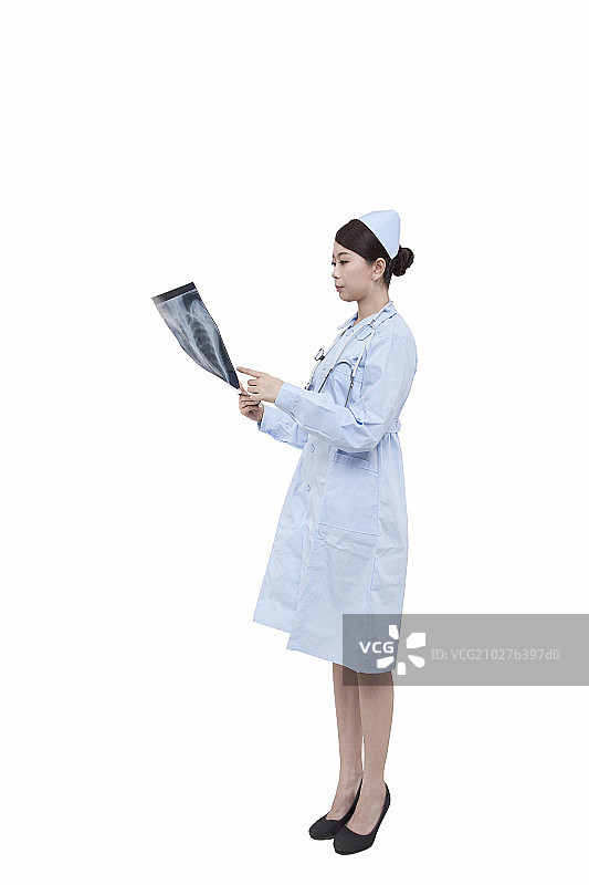 东方年轻女医生检查X光片图片素材