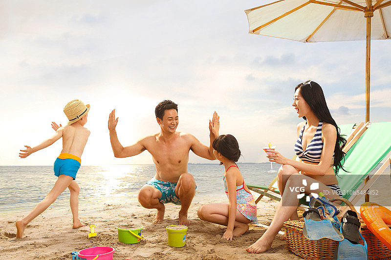 快乐家庭在海边玩耍图片素材