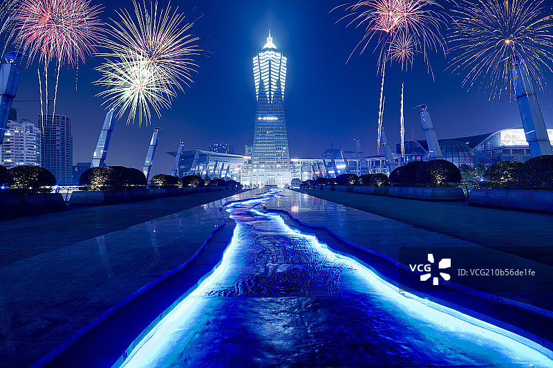 美丽焰火下的地标建筑杭州环球中心图片素材