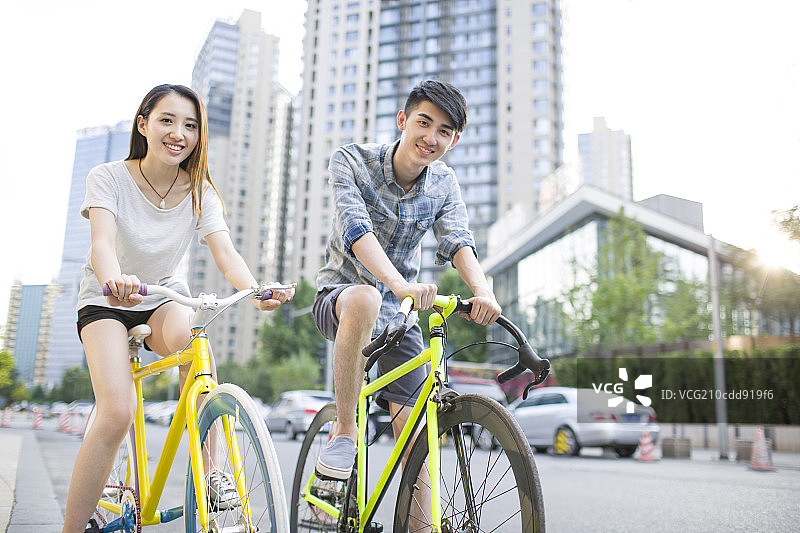 快乐的年轻情侣骑自行车图片素材