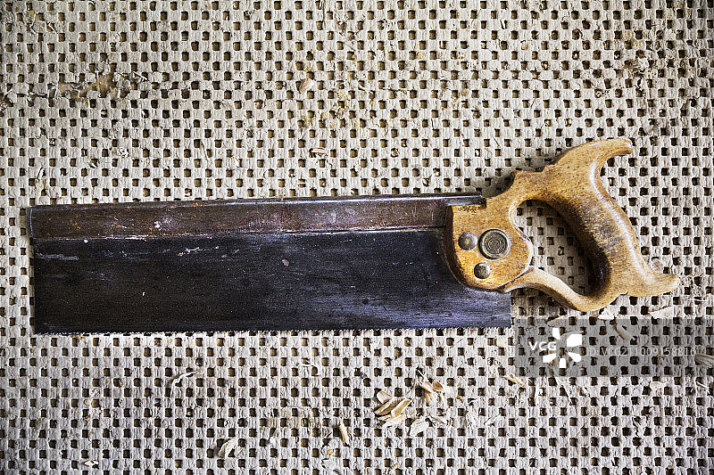 一个木工车间的燕尾锯的特写。图片素材