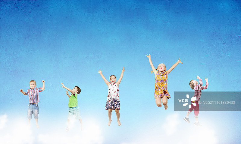 粗心的快乐童年。一群孩子兴高采烈地在空中跳得很高图片素材