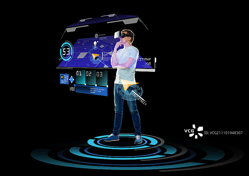 3d技术，增强现实，游戏，网络空间和人的概念-快乐的年轻人在虚拟现实头盔或3d眼镜与GPS导航投影在黑色背景图片素材