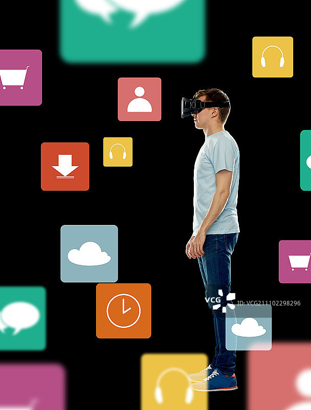 3d技术，游戏，增强现实，网络空间和人的概念-快乐的年轻人在虚拟现实耳机或3d眼镜与菜单图标在黑色的背景图片素材