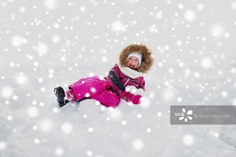 童年，时尚，季节和人们的概念-脸快乐的小朋友或女孩在冬天的衣服上的雪图片素材