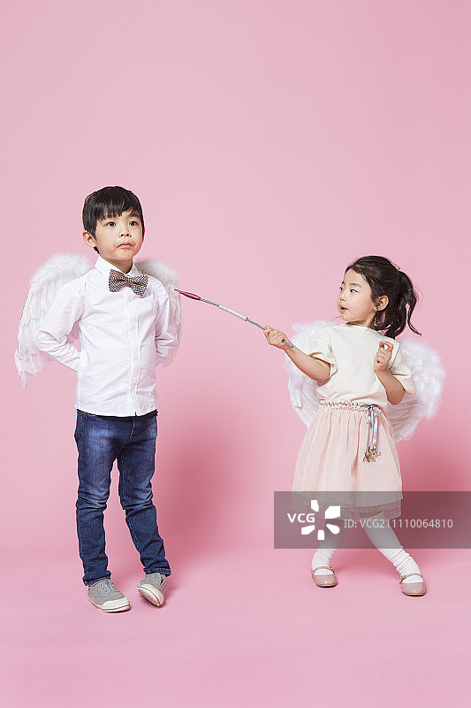 小男孩和小女孩穿着天使的服装图片素材