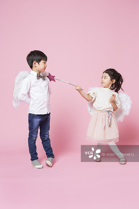 小男孩和小女孩穿着天使的服装图片素材