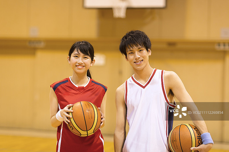 男生和女生一起打篮球图片素材