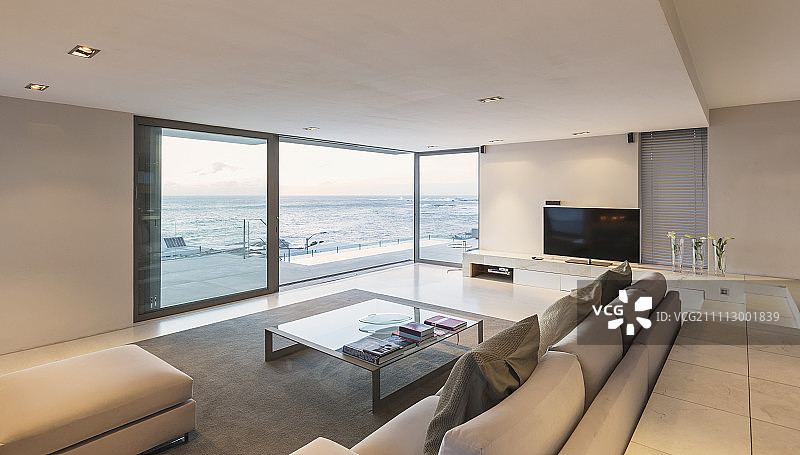 现代，极简主义豪华客厅与天井门打开海景图片素材
