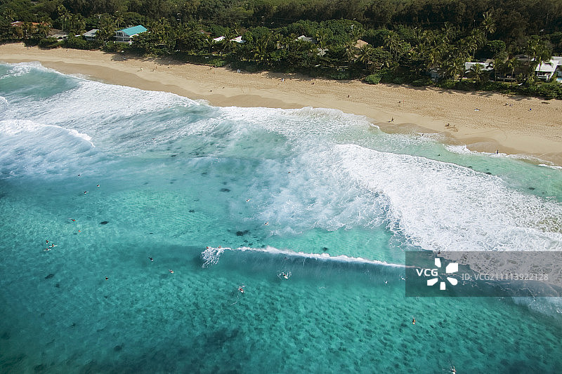 在夏威夷瓦胡岛北岸冲浪的高架视图图片素材