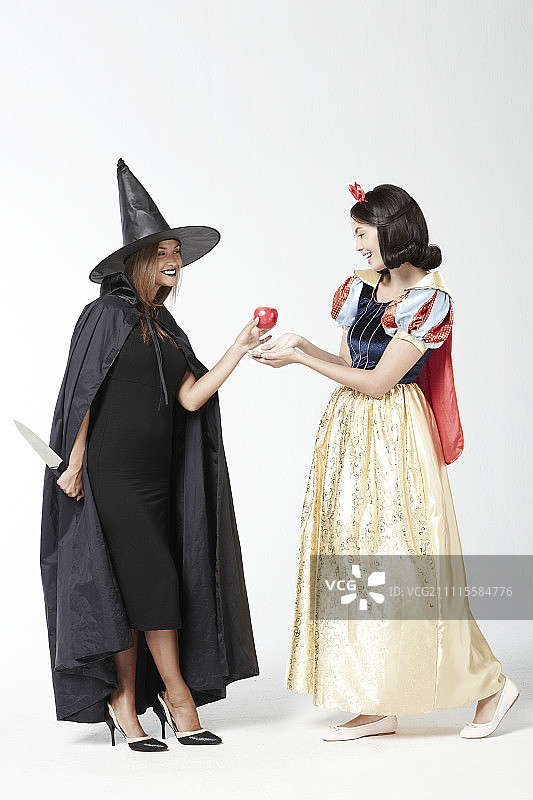 女巫建议给白雪公主吃苹果图片素材