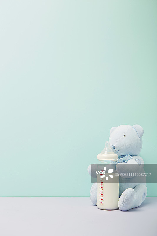 泰迪熊抱着婴儿奶瓶图片素材