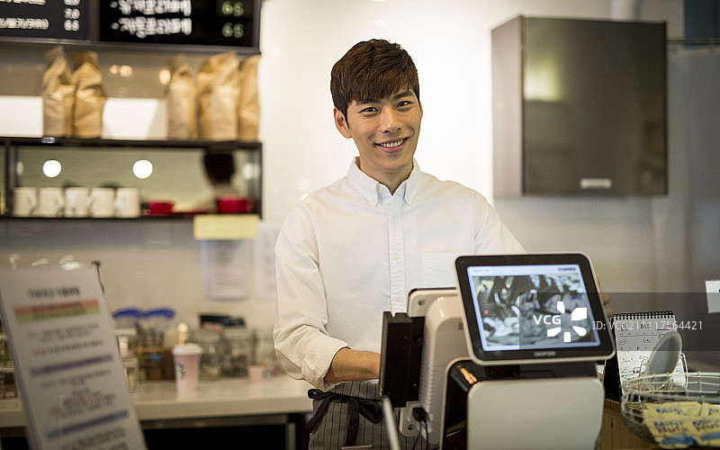 微笑的男人在Café柜台图片素材