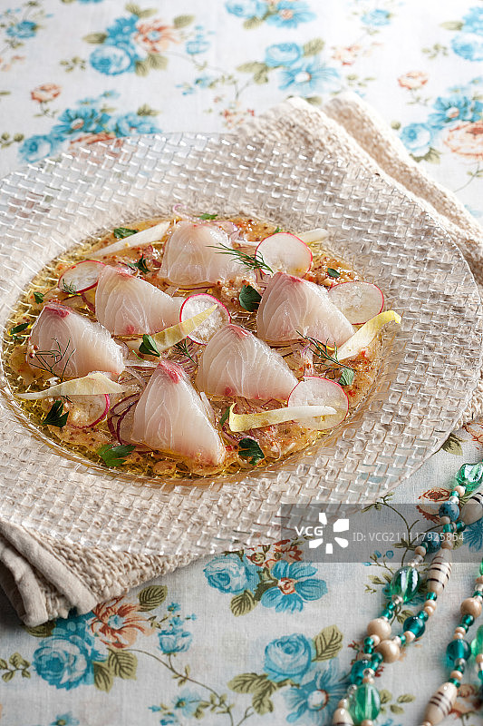 透明玻璃盘中的生鱼片沙拉图片素材