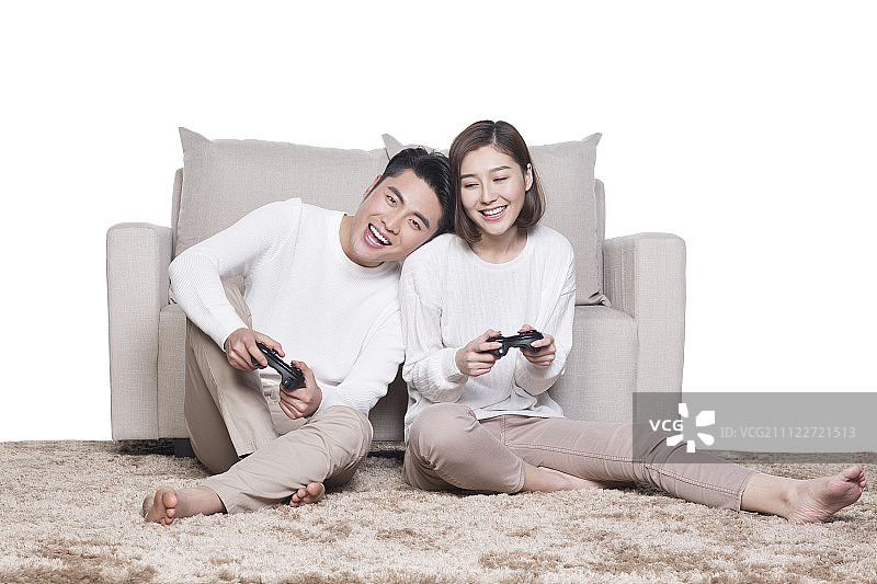 青年夫妇玩电子游戏图片素材