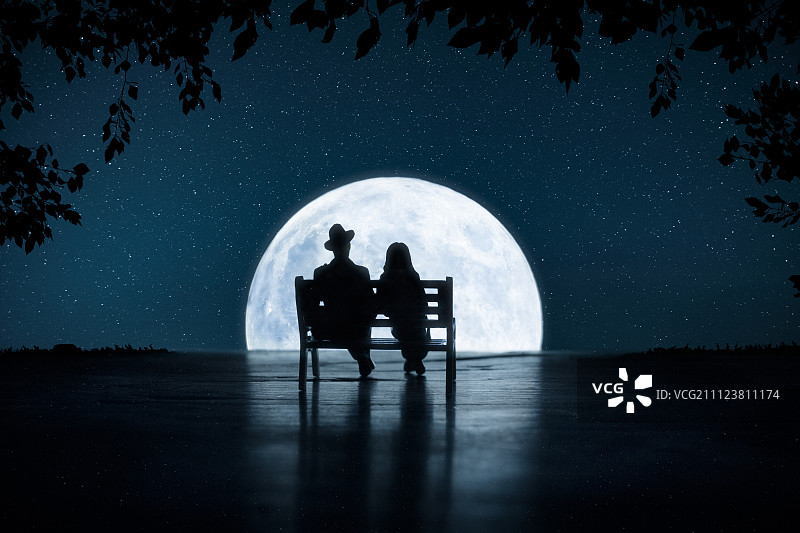 一起赏月的情侣图片素材