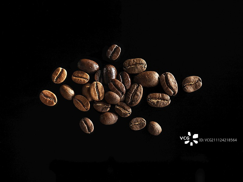 黑色背景上的咖啡豆图片素材