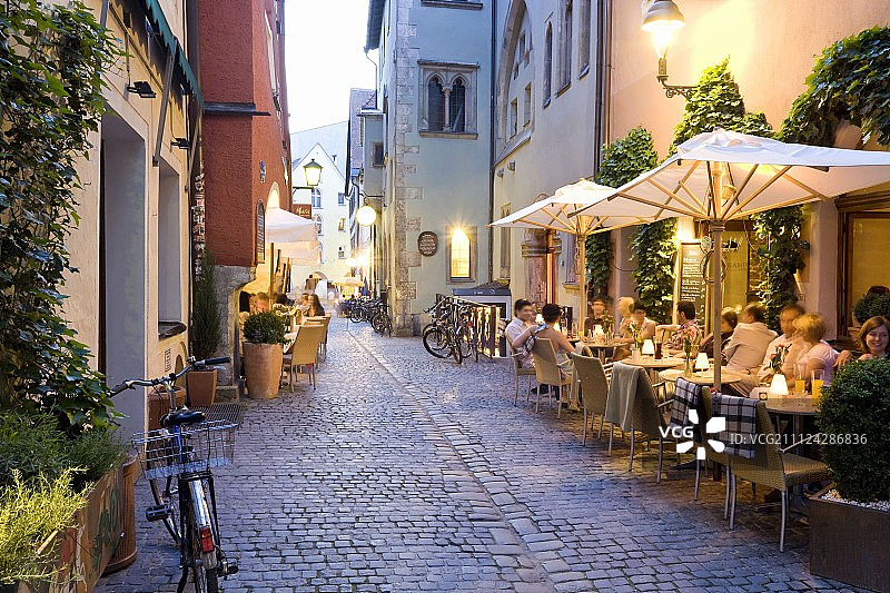 人们坐在户外咖啡馆，雷根斯堡，巴伐利亚，德国图片素材