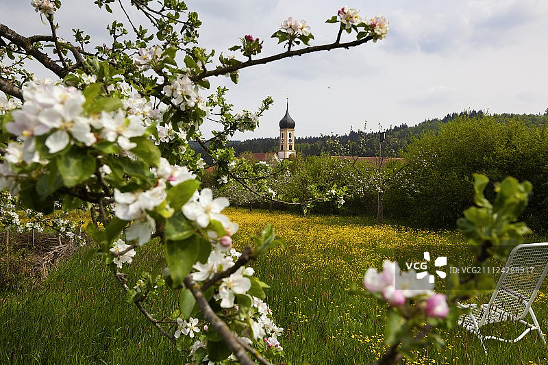 德国巴伐利亚州奥格斯堡的Oberschonenfeld修道院和田野图片素材