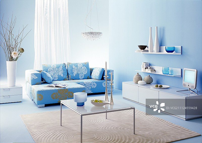 有蓝色沙发的客厅，墙壁和绿松石和蓝色的装饰品图片素材