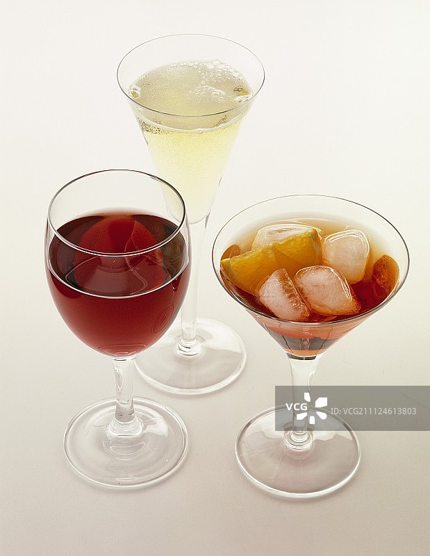 三种不同的酒与prosecco, Aperol和红酒在玻璃对抗白色平台图片素材