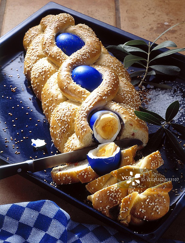 奥斯特佐普夫与蓝色鸡蛋和芝麻籽在烤盘与刀图片素材