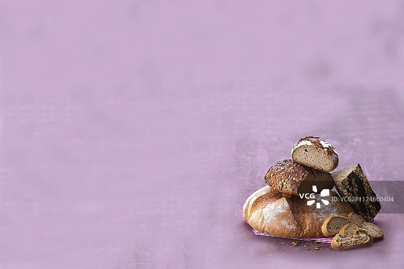 紫色背景上的各种面包图片素材