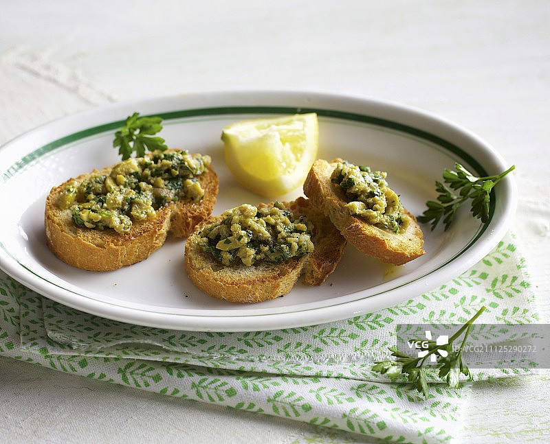绿橄榄和凤尾鱼奶油的可斯蒂尼面包图片素材