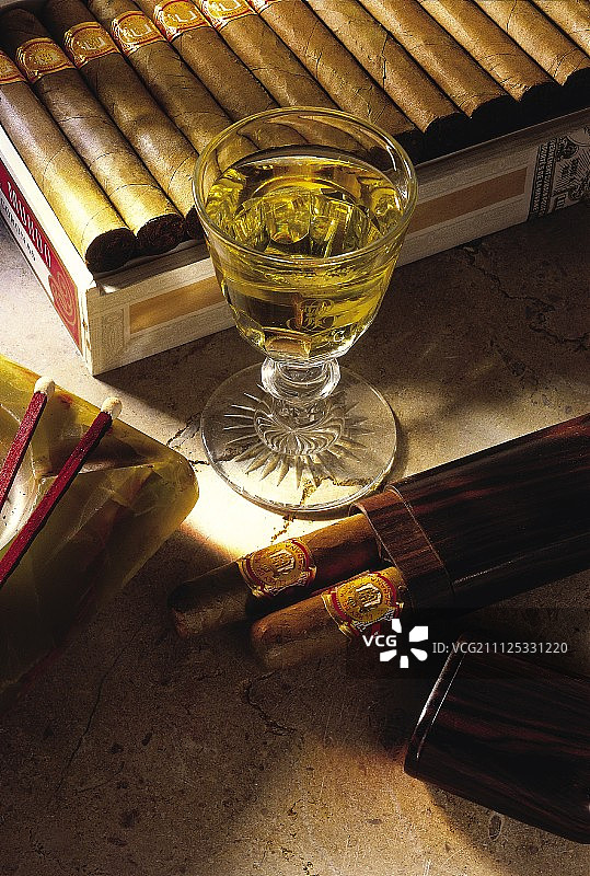 雪茄和甜白葡萄酒图片素材