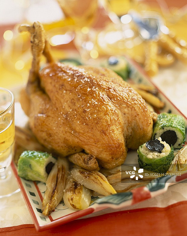 烤阉鸡配炖菊苣和松露寿司图片素材
