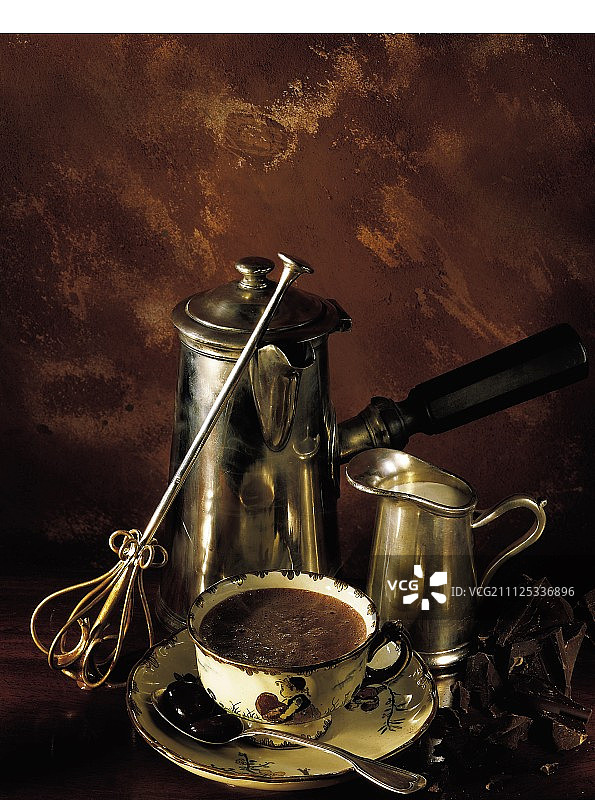 热巧克力壶和一杯热巧克力图片素材