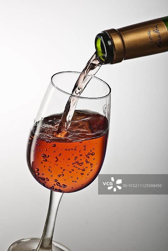 倒一杯rosé葡萄酒图片素材