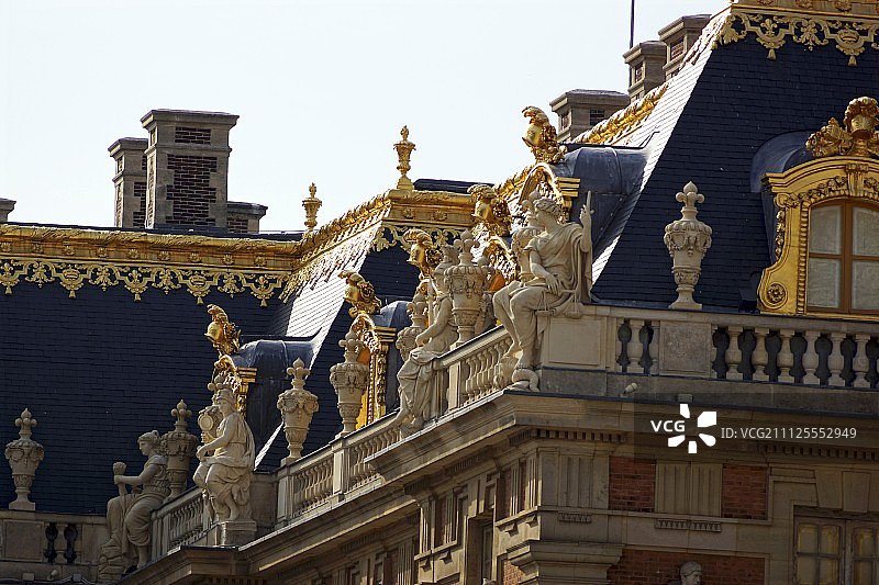 凡尔赛宫的屋顶，部分装饰着镀金的雕塑图片素材