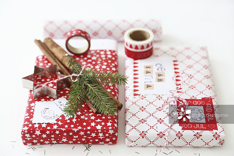 包装好的圣诞礼物(washi tape，版画，肉桂棒，绳，糕点切刀)图片素材