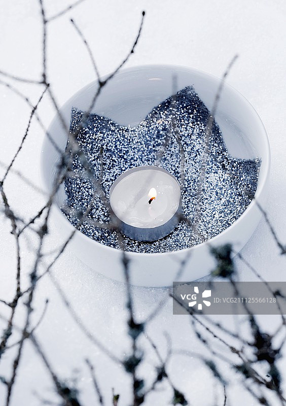白雪皑皑的大地上，瓷碗上的茶色和蓝色的布星银光闪闪图片素材