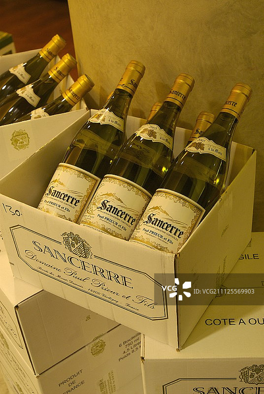 一箱箱桑塞尔葡萄酒图片素材